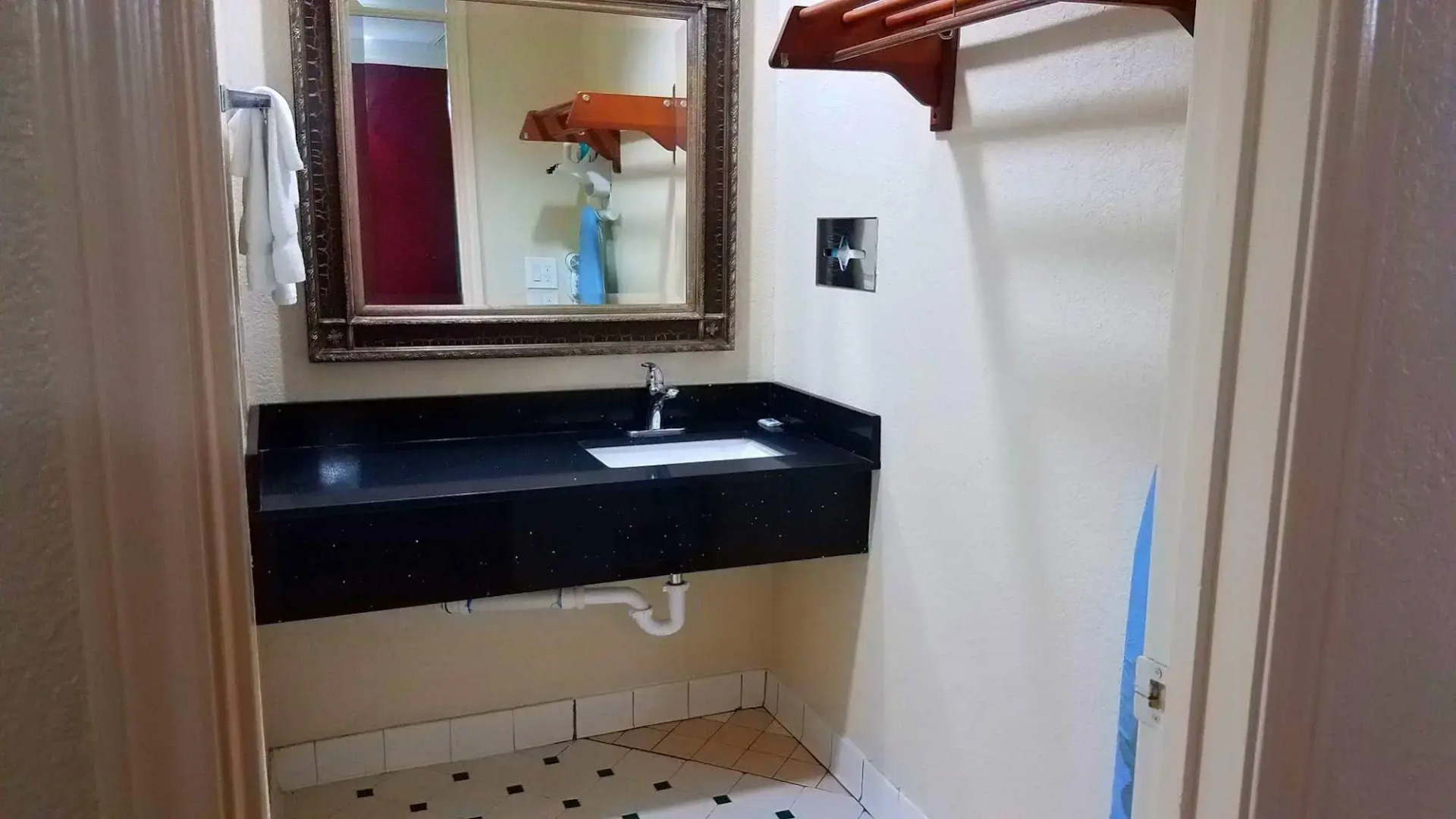 Photo - Red Roof Inn & Suites Houston- Hobby Airport