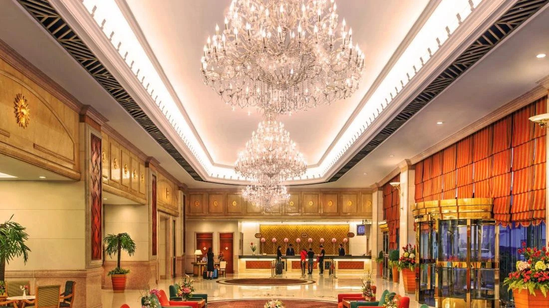 Golden Crown China Hotel — фото 1