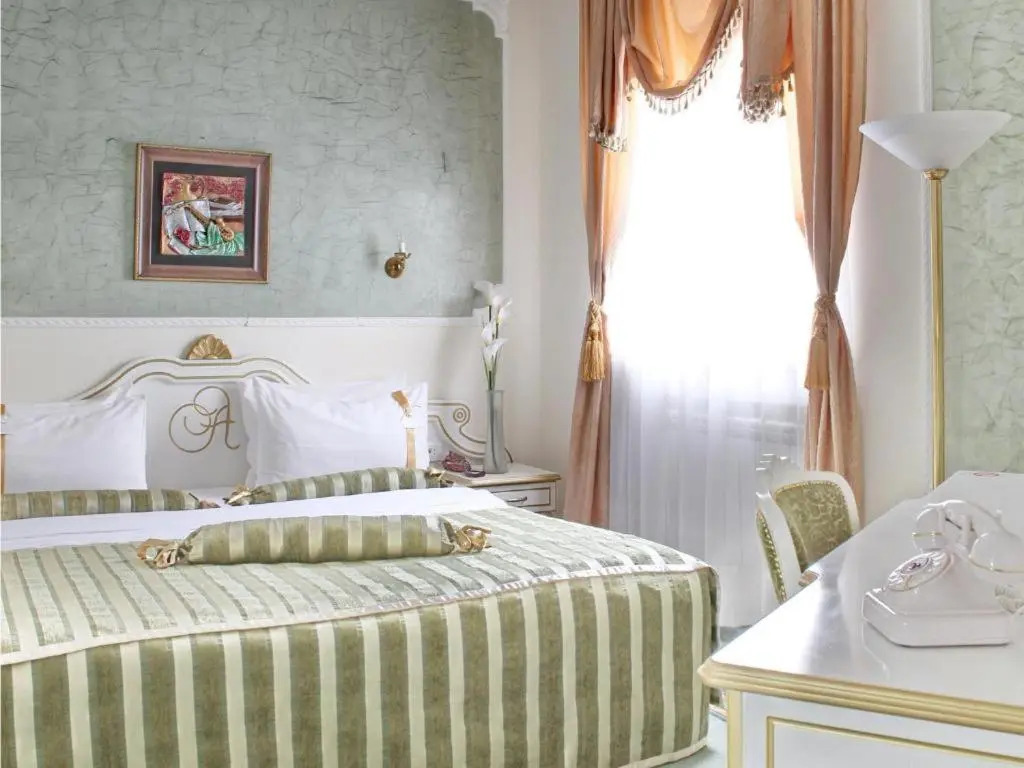 Photo - Queen's Astoria Design Hotel