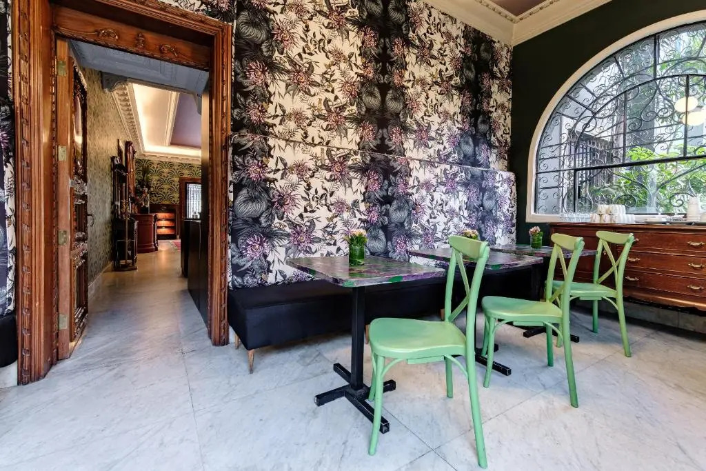 Photo - Pug Seal Polanco Anatole France