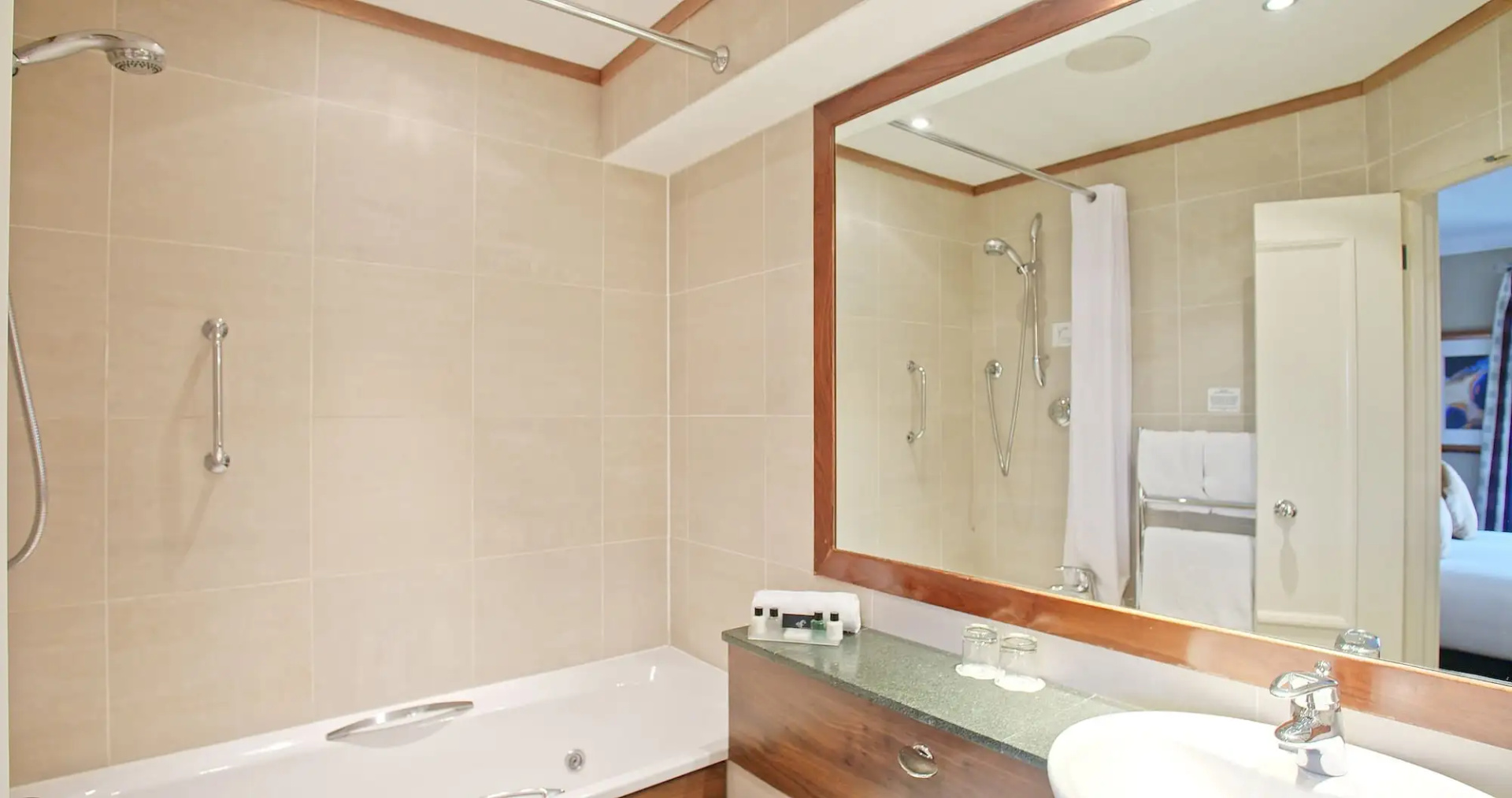 Photo - Harbour Heights Hotel