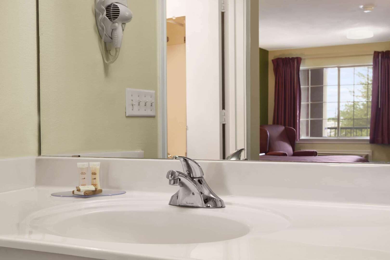 Photo - Howard Johnson by Wyndham Grand Prairie Near Lone Star Park