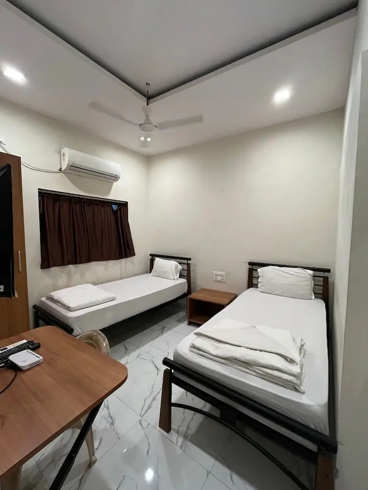 Photo - Red House Hostels - POWAI HOSTELS GROUPS