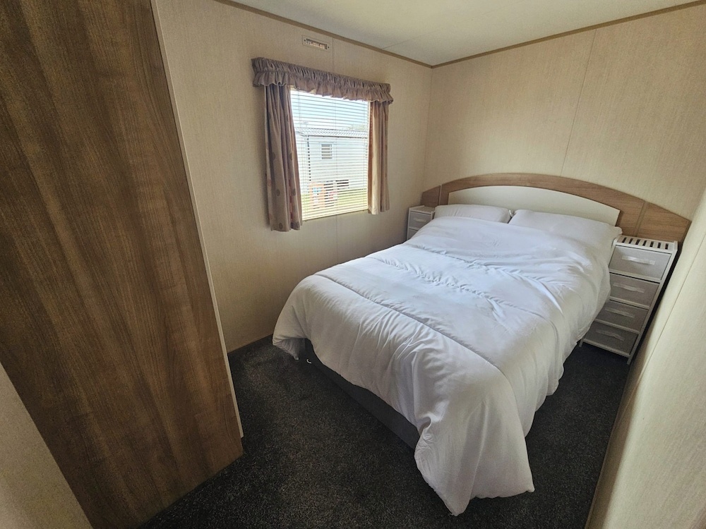 Ty Mawr Chalet Sleeps 6 With Fireplace