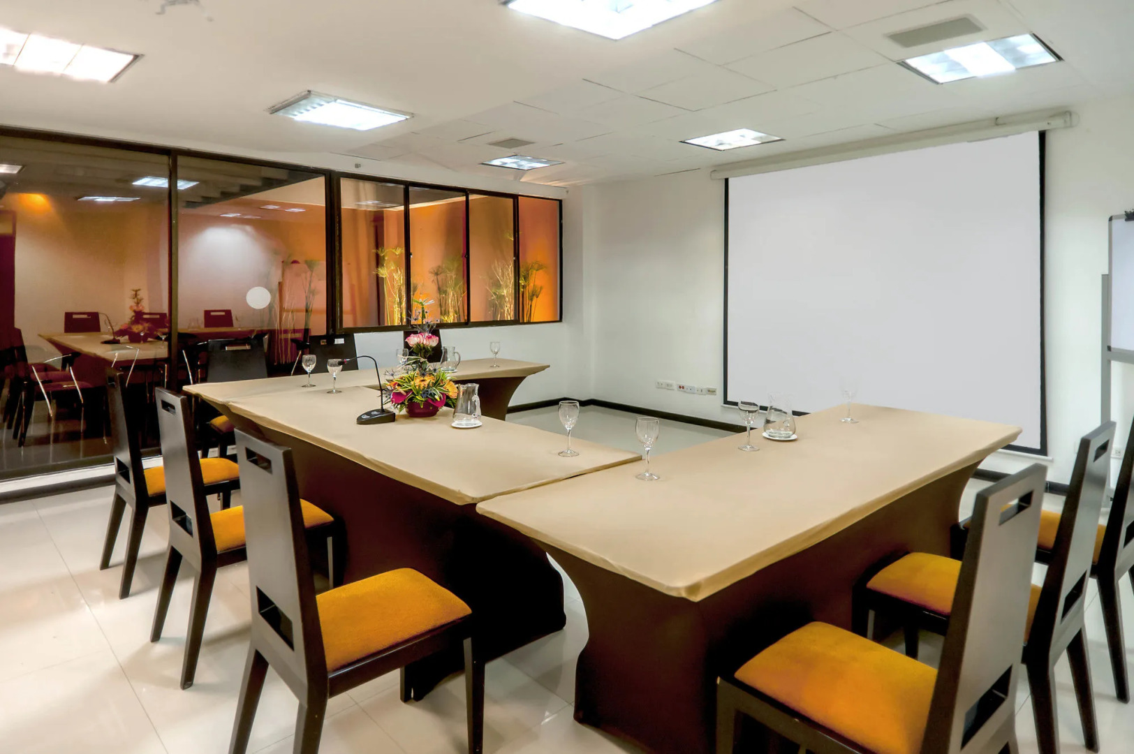 Photo - Richmond Suites Hotel