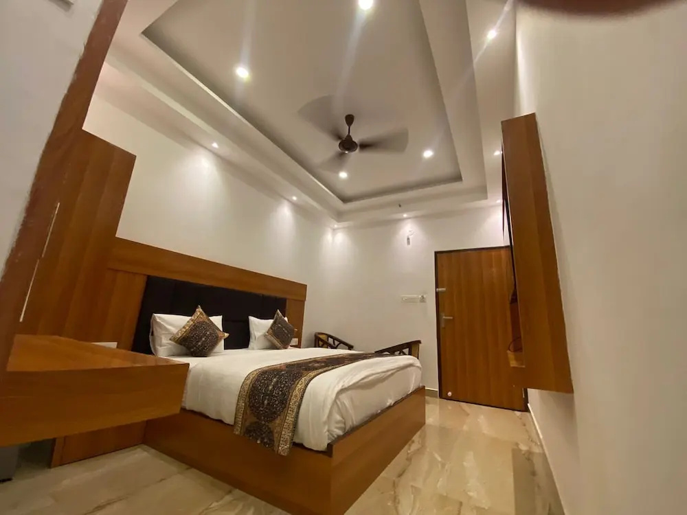 Hotel Varuna Grand