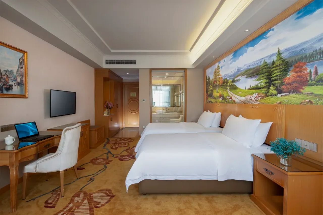 Vienna Hotel (Huiyang Sanhe Square)