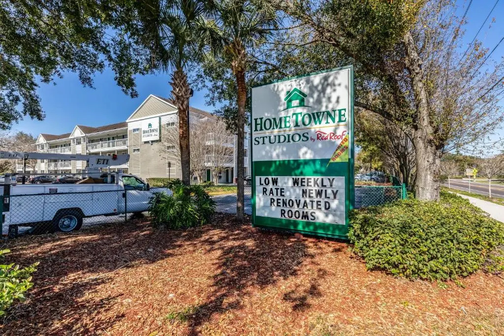 Photo - HomeTowne Studios by Red Roof Orlando - Casselberry