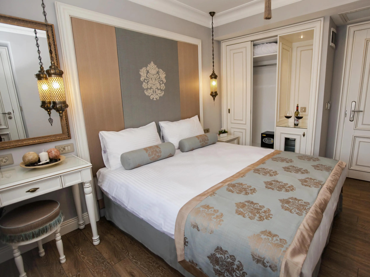 Photo - Raymond Blue Hotel