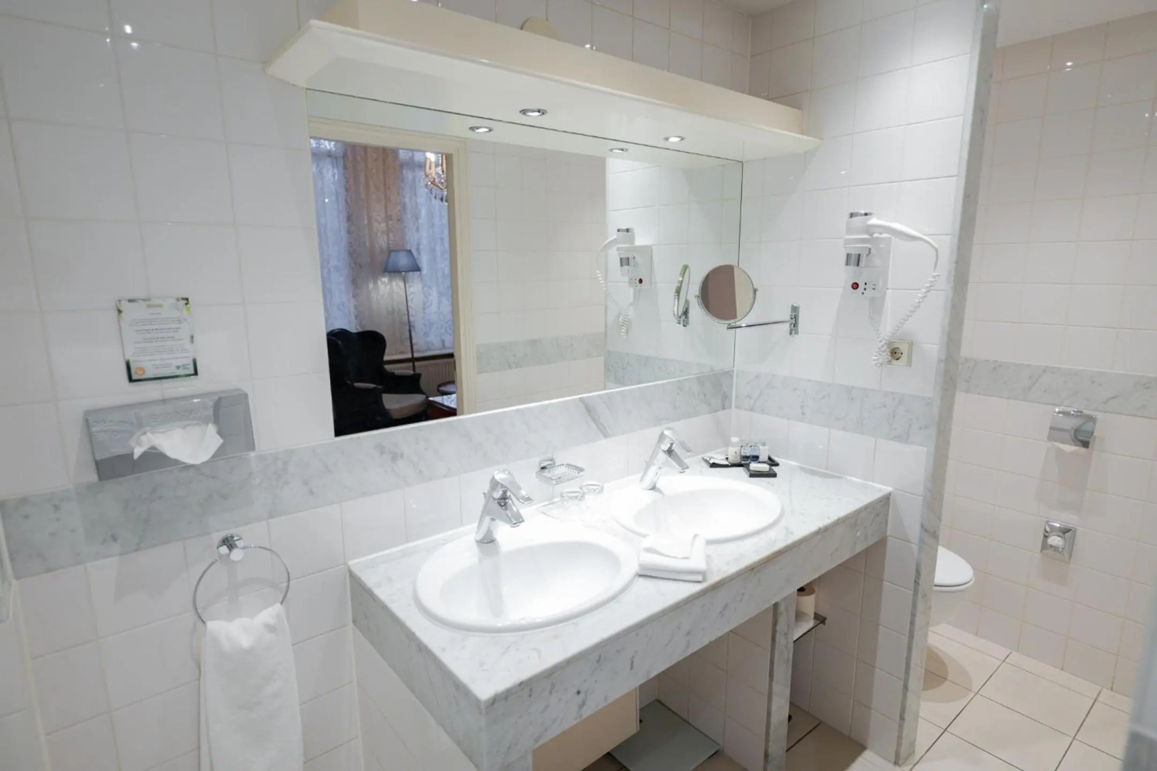 Photo - Ambassade Hotel