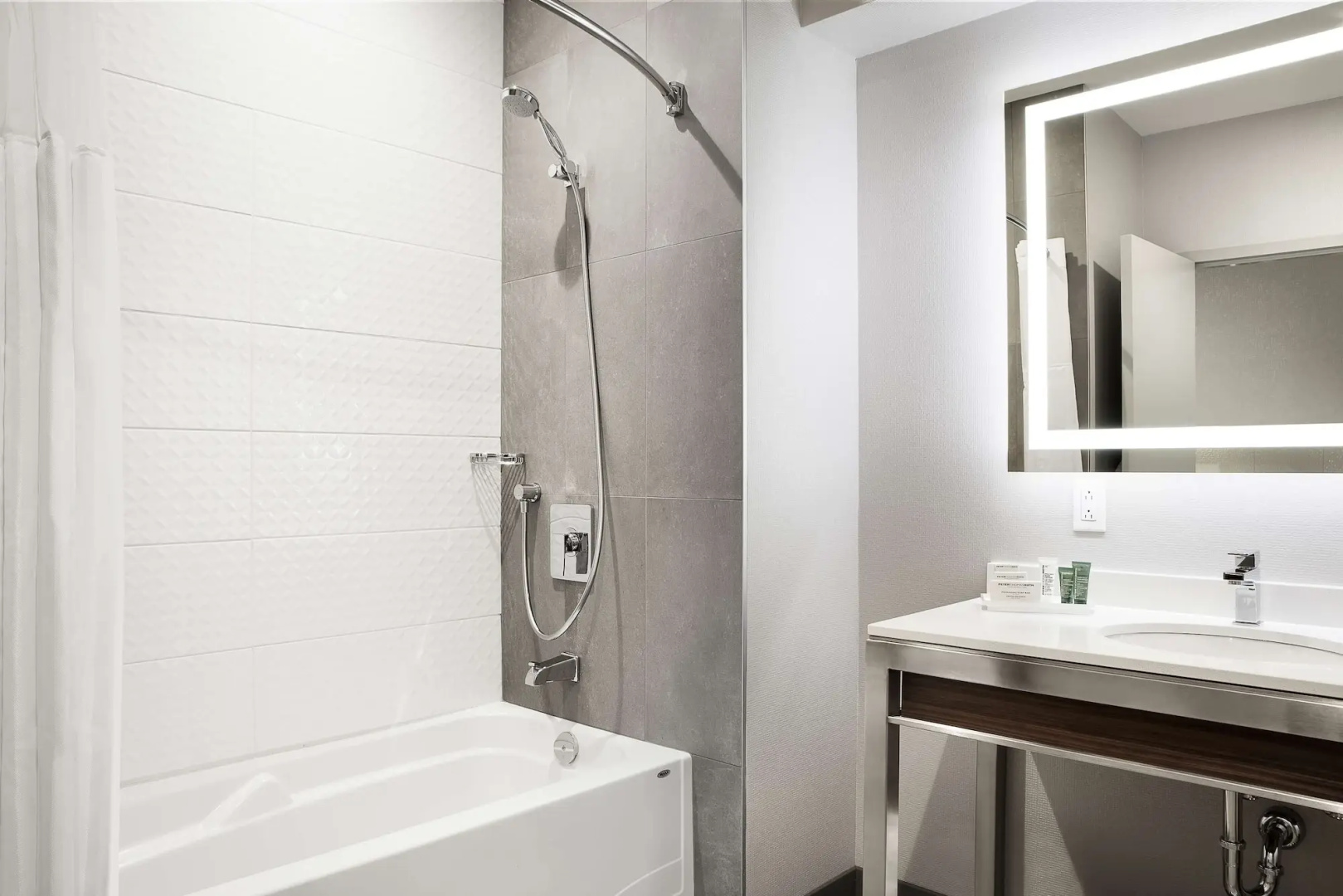 Photo - Ômage Hotel, Montreal Laval, a Tribute Portfolio Hotel