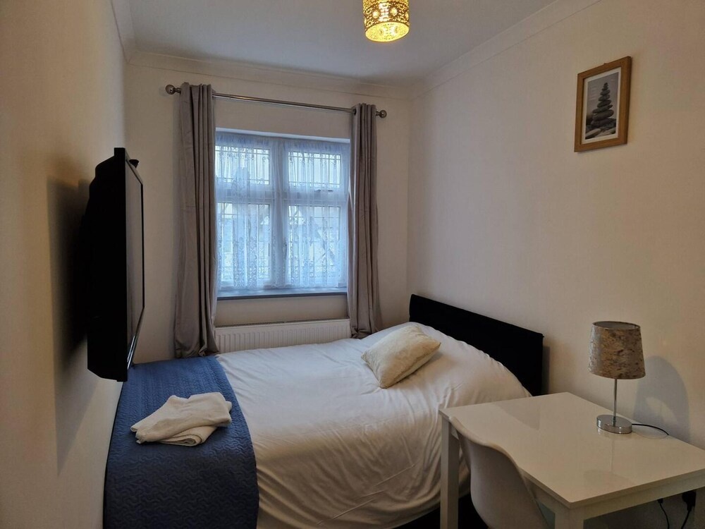 Captivating 2-bed Apartment in Ilford