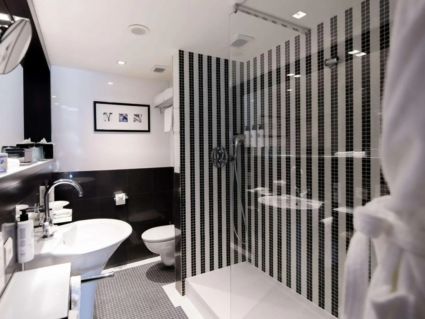 Photo - Warwick Melrose Hotel