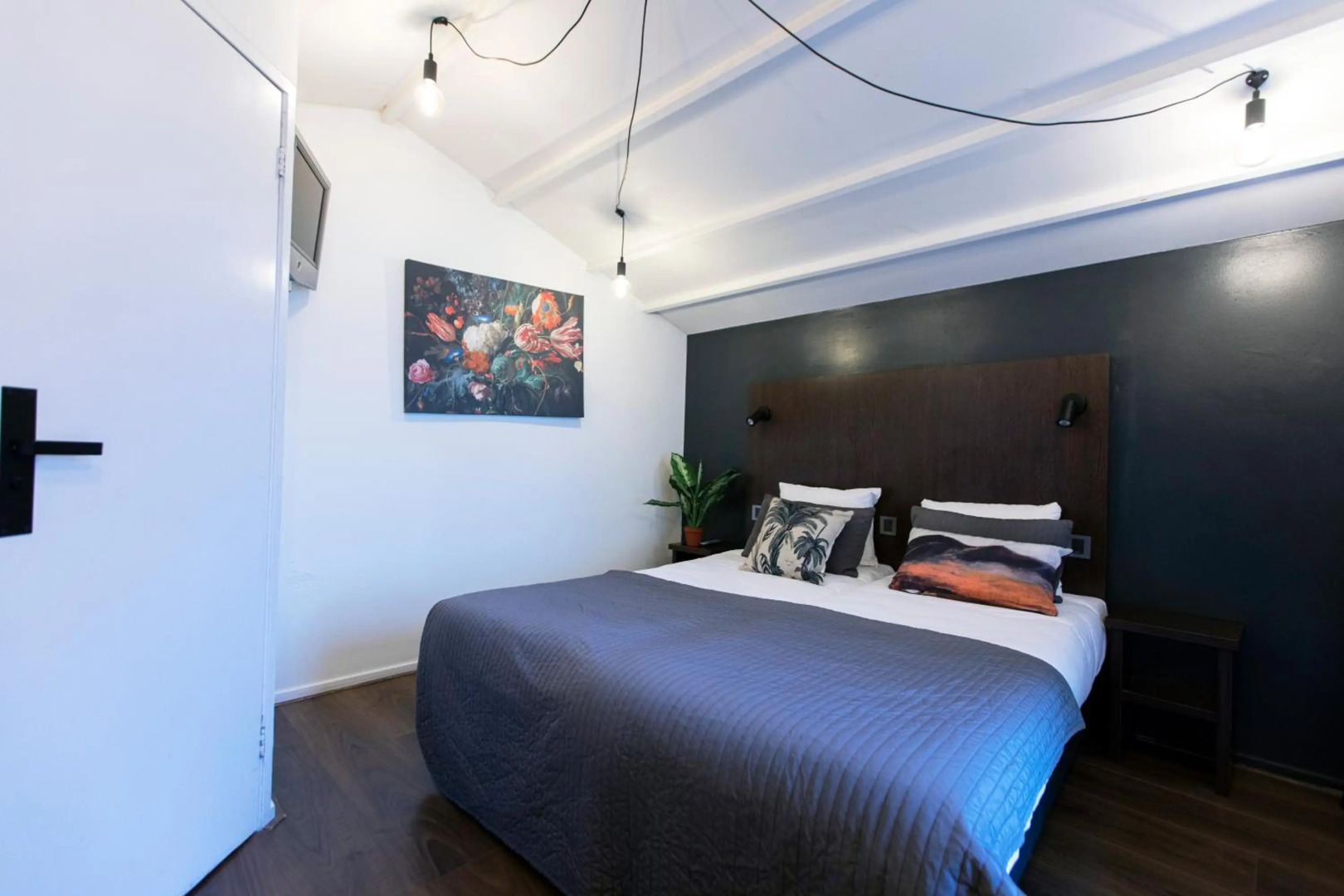 Photo - Quentin England Hotel