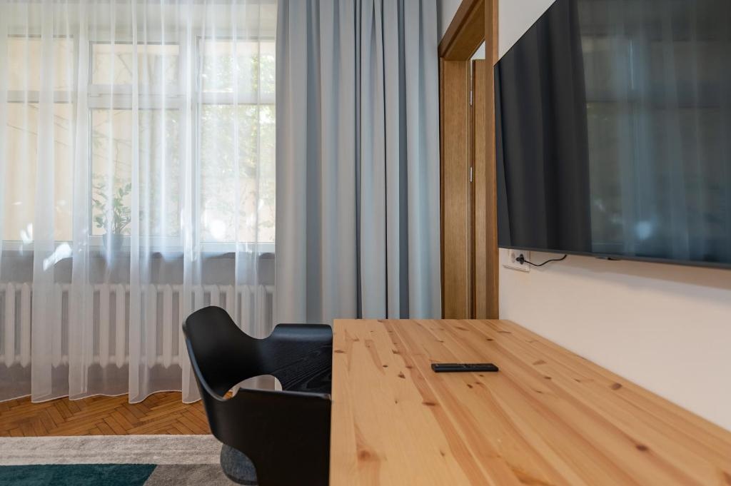 Downtown 4BD Master Apartment by Hostlovers