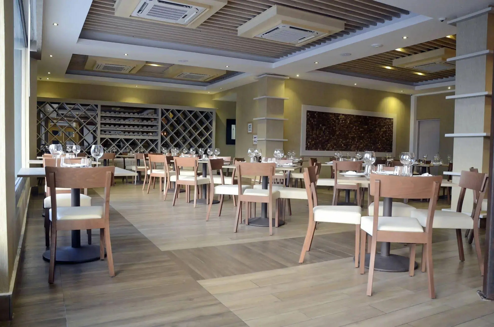 Photo - Weston Suites Hotel