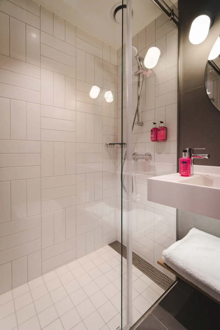 Photo - Moxy Bergen
