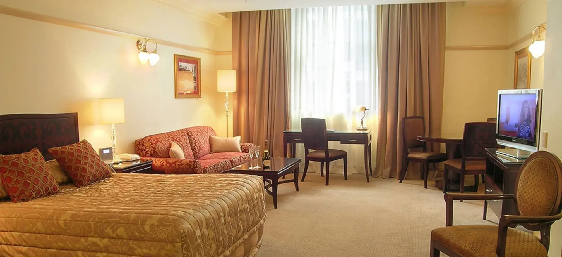 Photo - Royal Albert Hotel