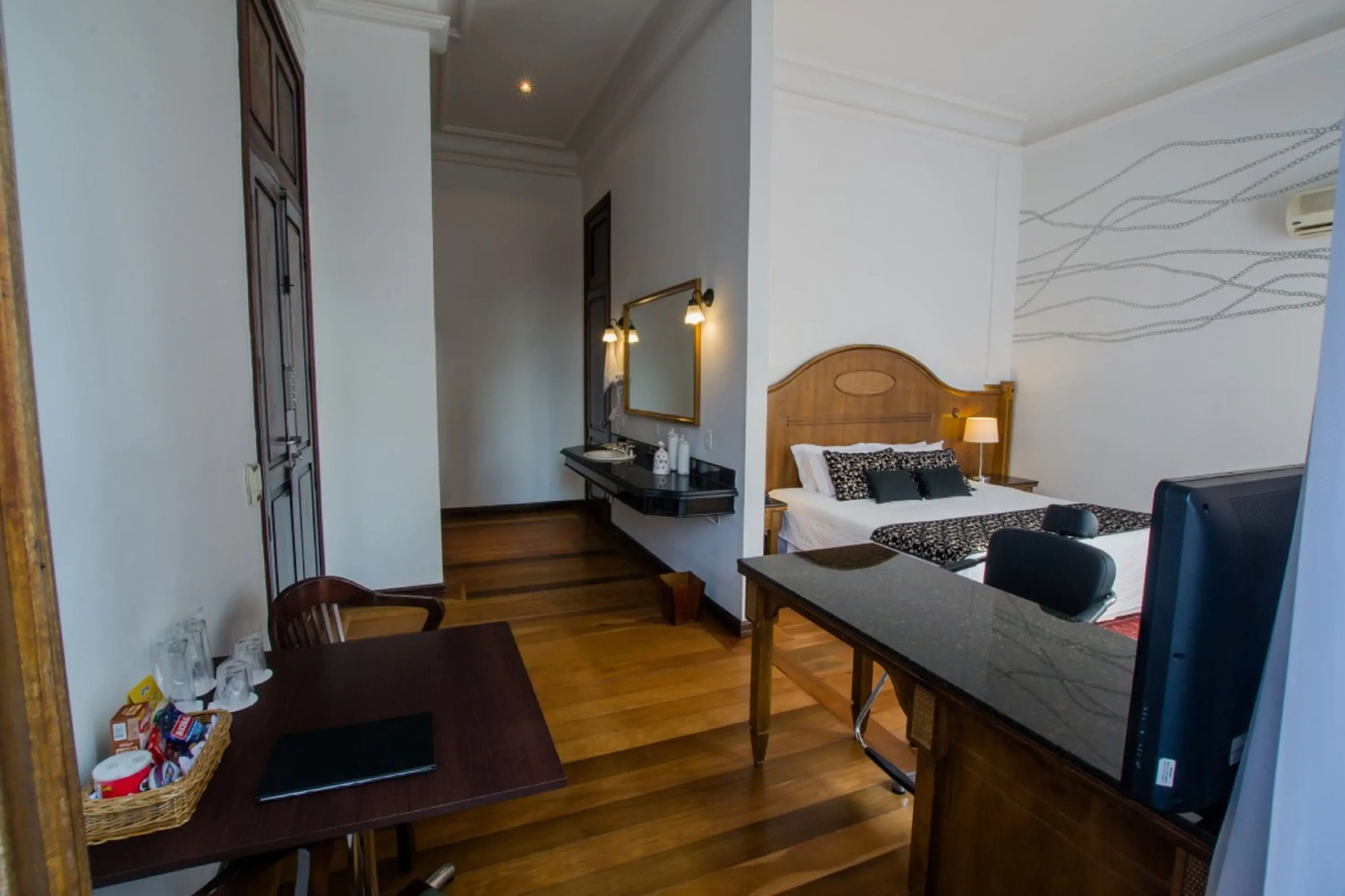 Photo - Johnscher by SJ - San Juan Curitiba