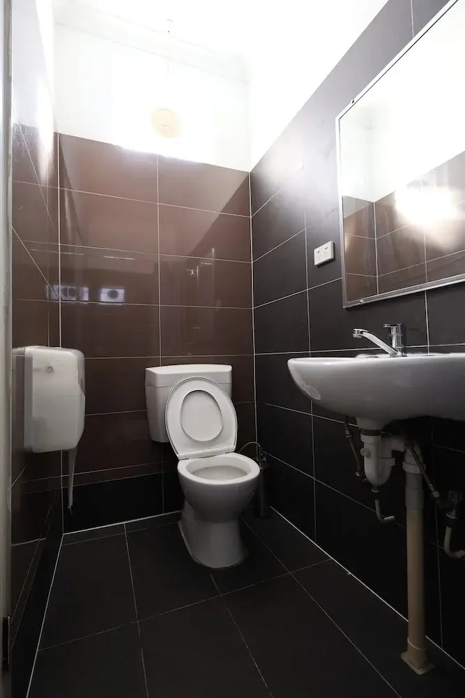 Photo - Wallaby Backpackers Hostel Perth - note - Valid passport required to check in -