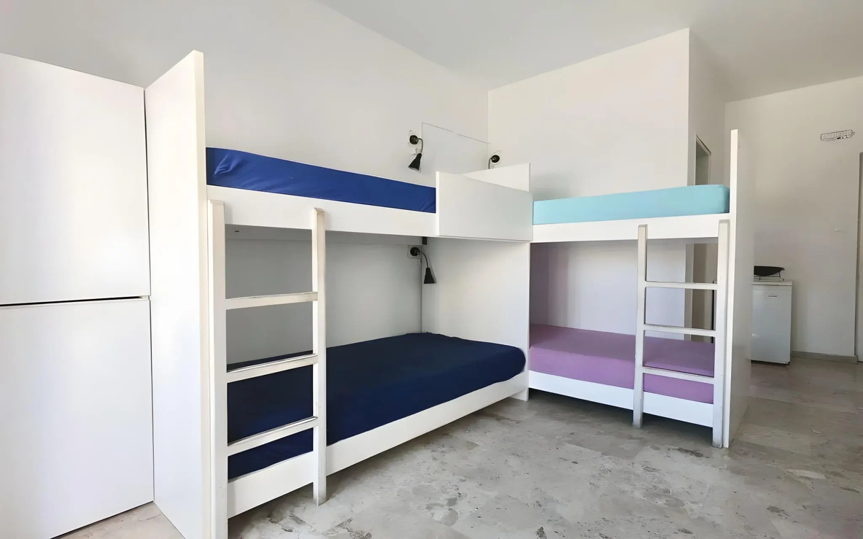 Photo - Fira Backpackers Place