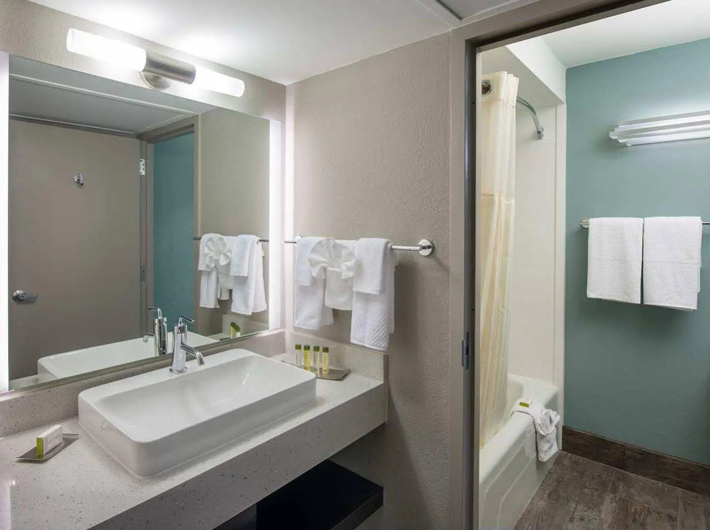 Photo - DoubleTree by Hilton Austin Northwest - Arboretum