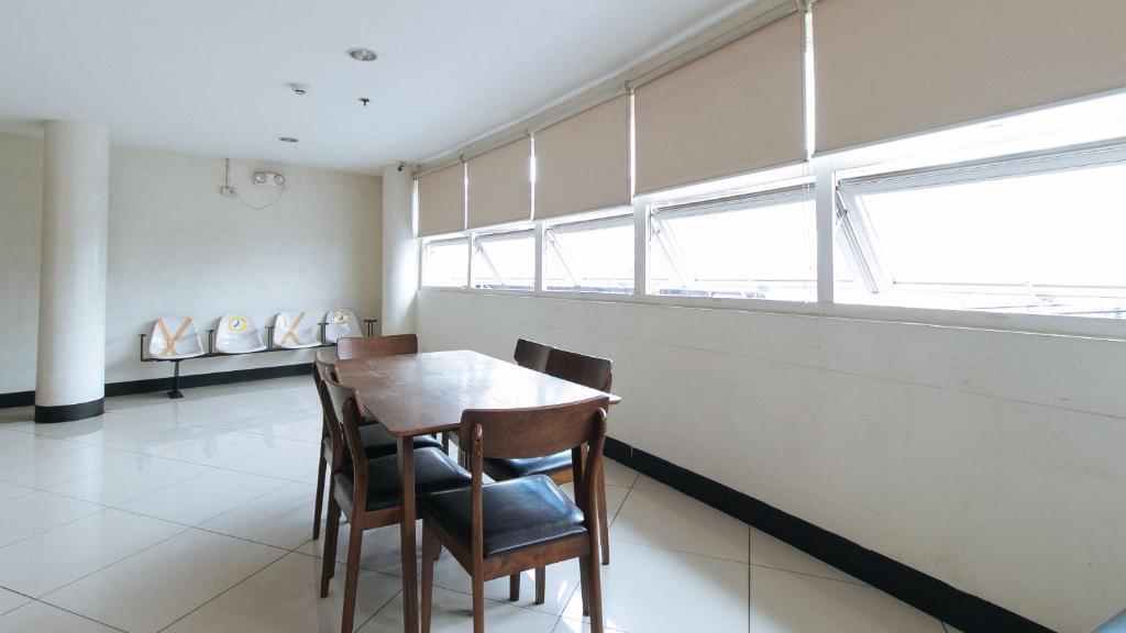 Photo - RedDoorz Plus at EDSA Congressional