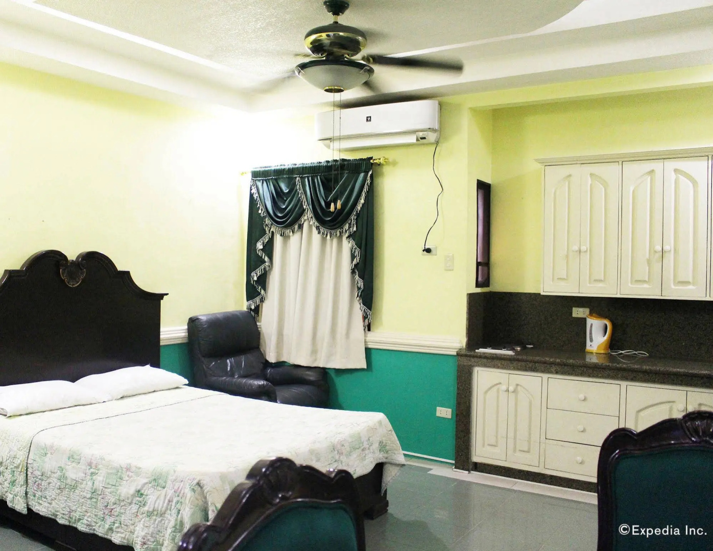 Kokomo's Suites Hotel