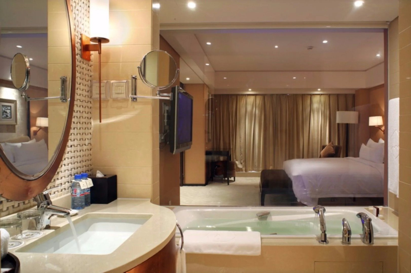 Photo - The Lakeview Hotel