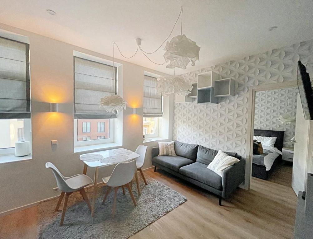 Comfortable 1 BD Old Town Apartment by Hostlovers