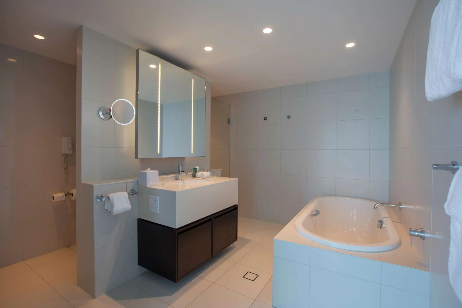 Photo - Hilton Surfers Paradise Hotel & Residences.