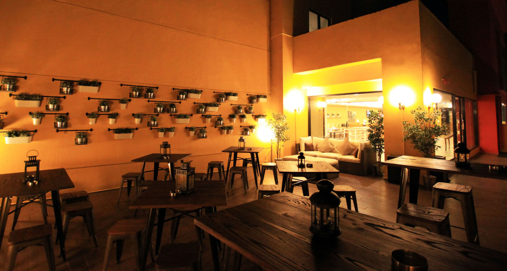 Foto - Yellow Bee Tangerang