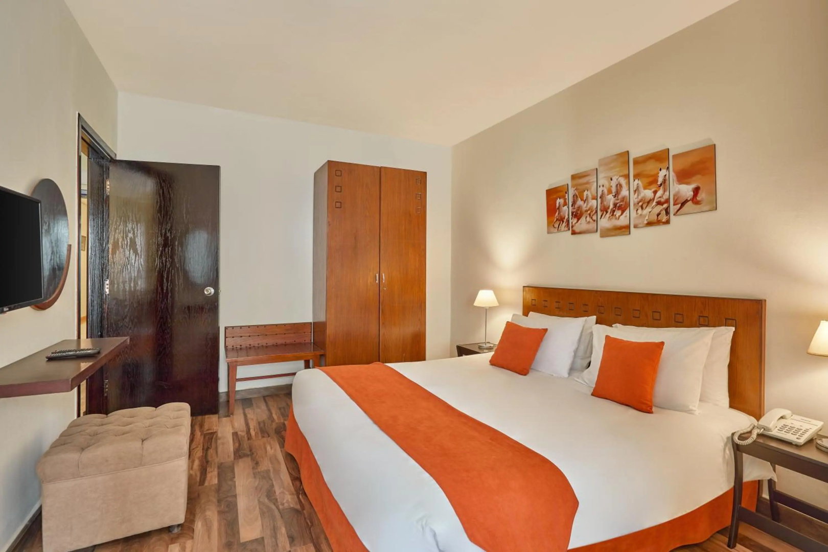 Photo - Golden Carven Hotel
