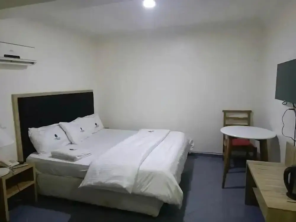 La Monde Hotel and Suites