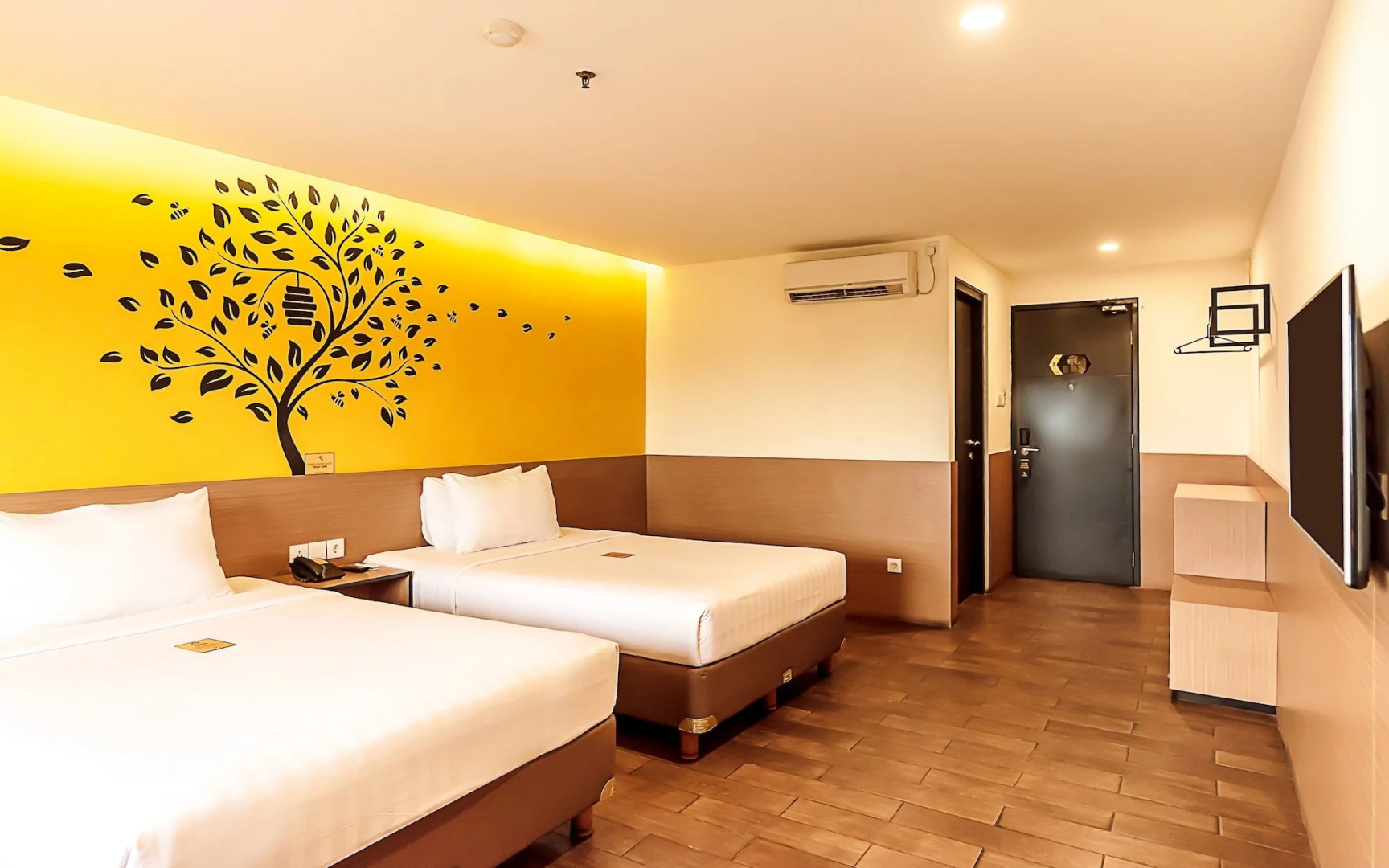 Foto - Yellow Bee Tangerang