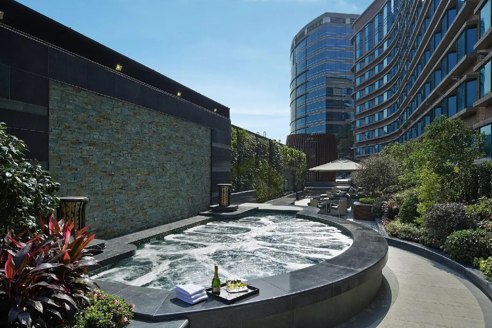 Photo - Royal Plaza Hotel