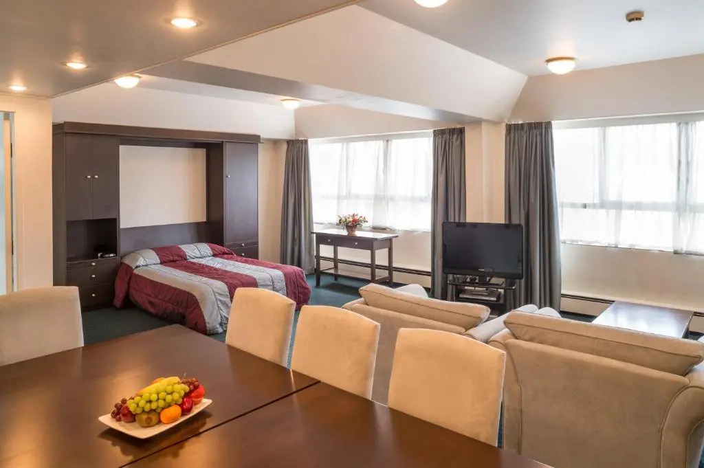 Photo - Bay Plaza Hotel