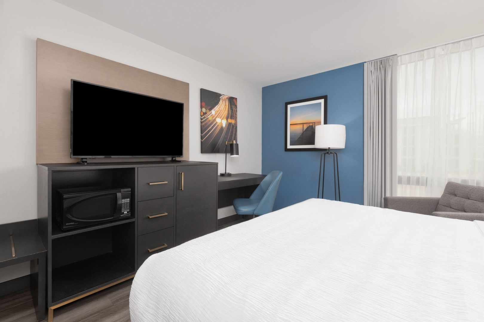 Photo - La Quinta Inn & Suites by Wyndham Dallas I-35 Walnut Hill Ln