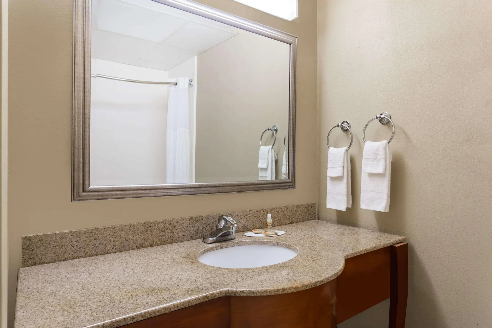 Foto - Wingate by Wyndham Savannah Gateway
