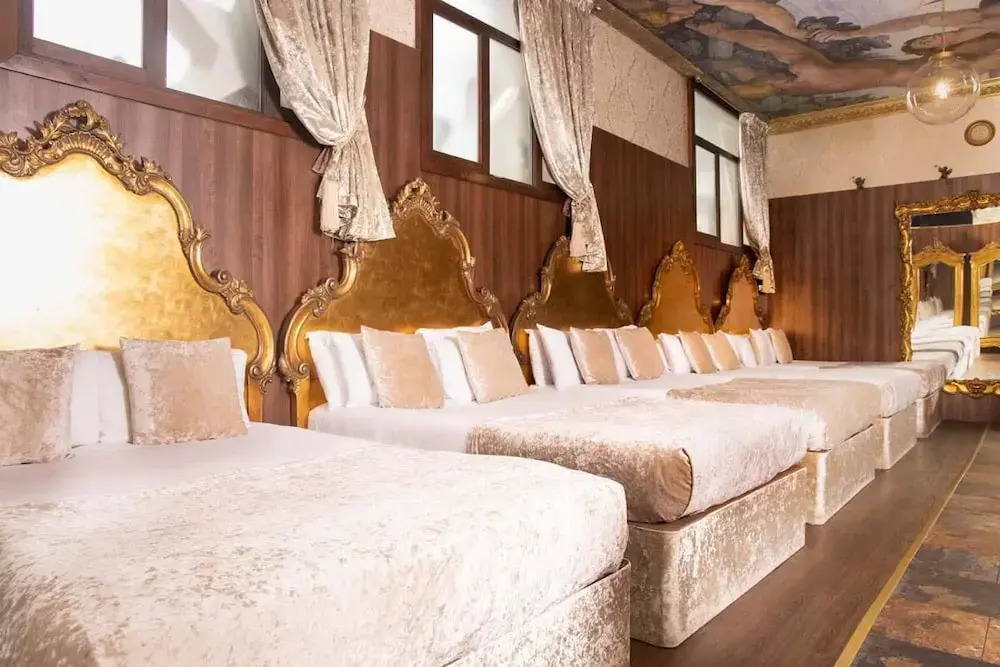 Photo - White Star Line Hotel