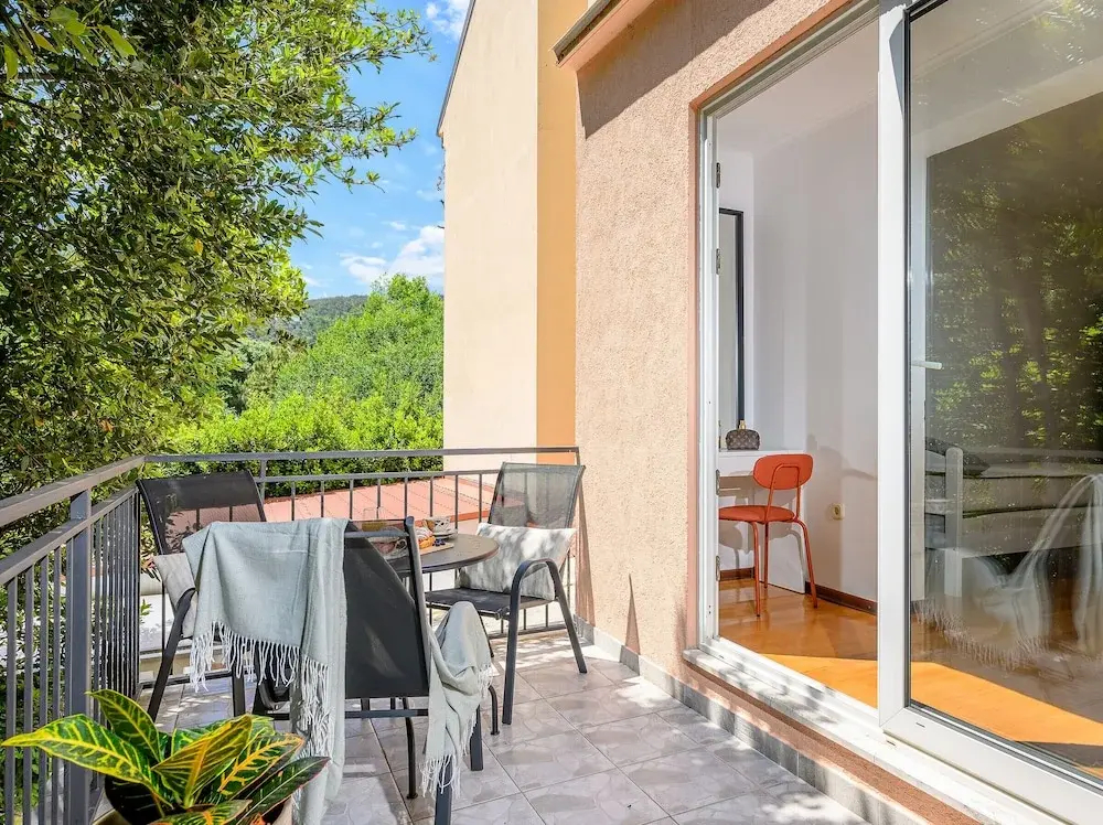 Foto - Yellow house with private parking