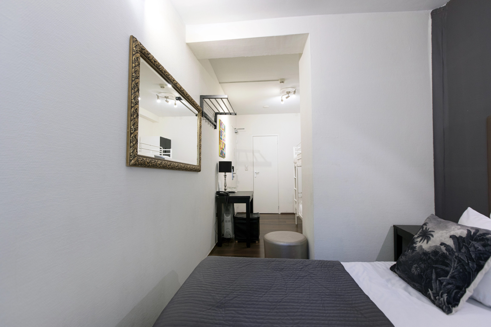 Photo - Quentin England Hotel