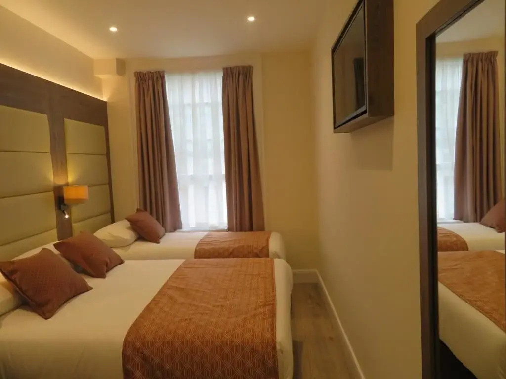 Photo - Glendale Hyde Park Hotel