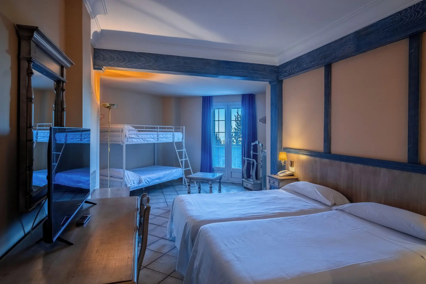 Photo - The Mountains Hotel