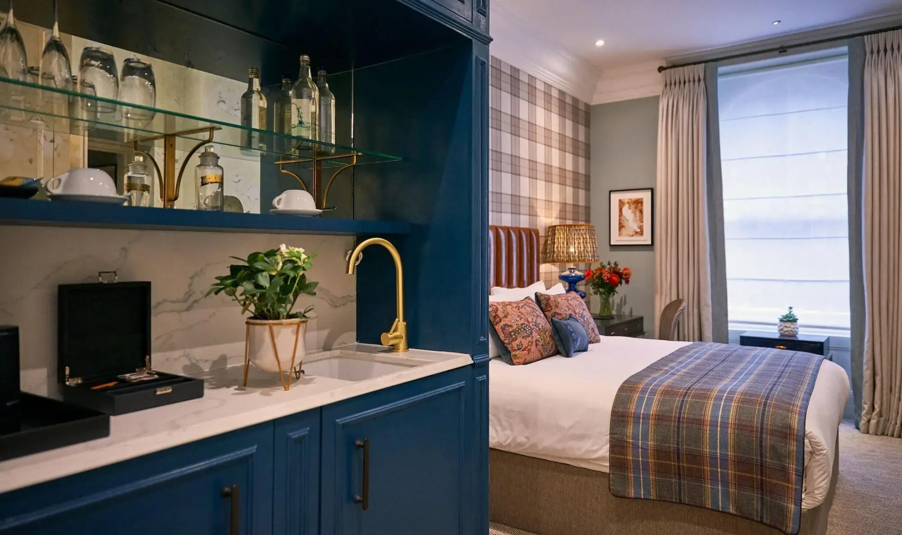 Photo - Tophams Hotel