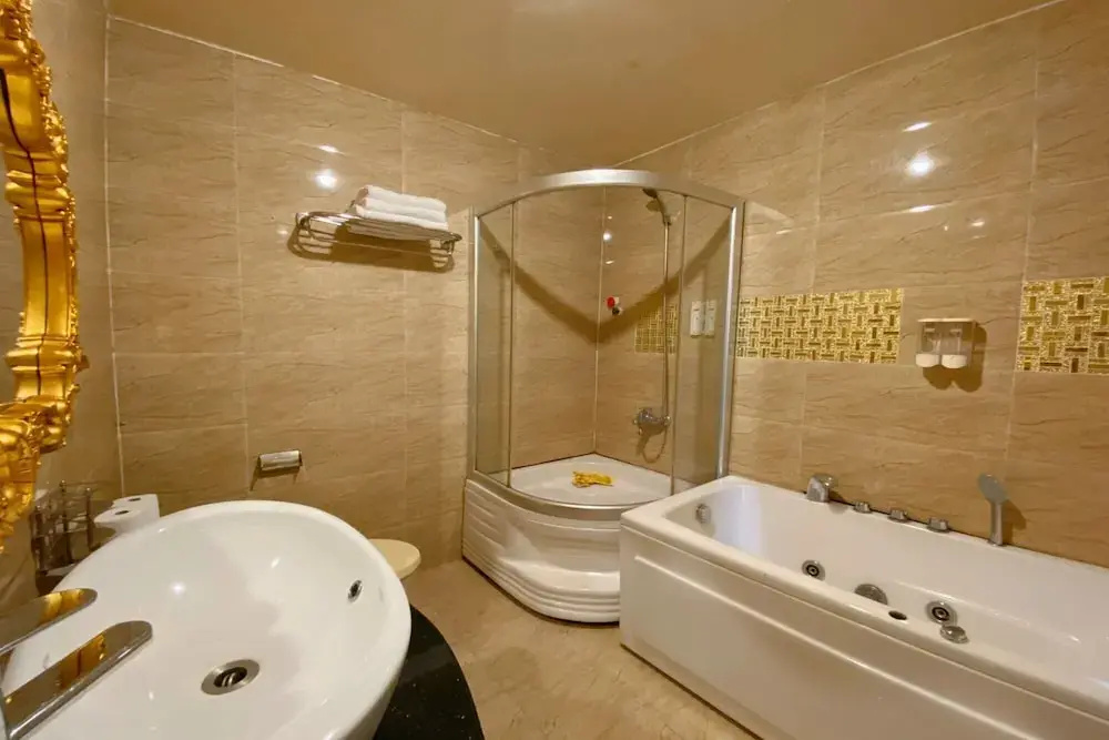 Photo - CROWNE MEOW BÙI VIỆN HOTEl 2