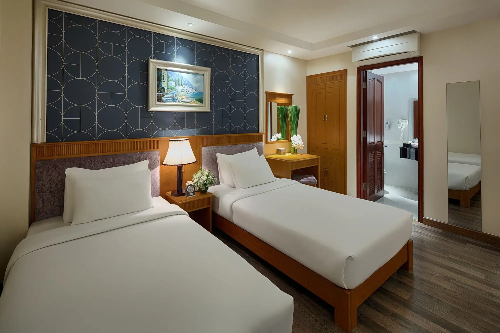 Photo - Silverland Sil Hotel