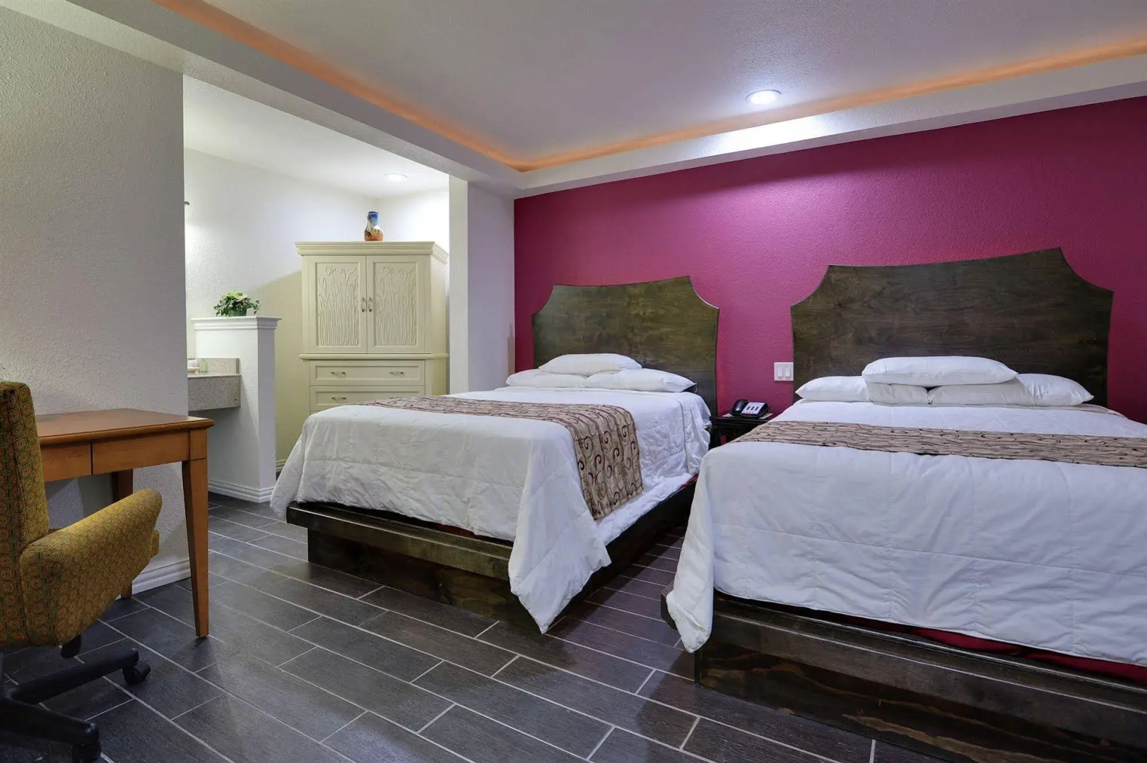 Photo - Romantic Inn & Suites