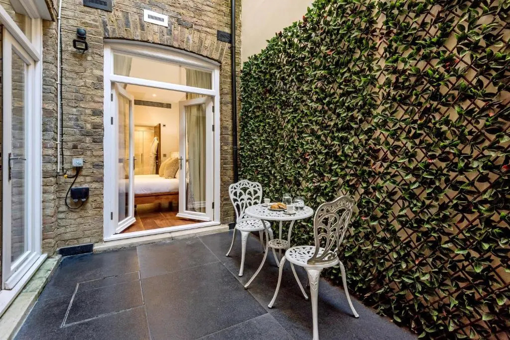 Foto - Buckingham & Lloyds