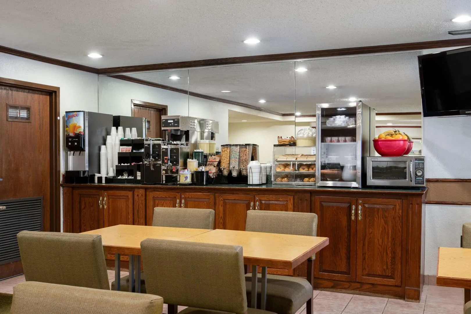 Foto - Norwood Inn & Suites by BlissPoint Post Rd Indianapolis